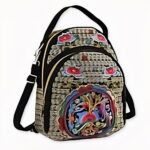 Ce joli sac à dos brodé à l'allure vintage apportera une touche fleurie et vintage à vos looks qui seront pleins de fraîcheur, parfaits pour l'été ! Disponible en quatre couleurs, ce sac unique en son genre fera plus d'un jaloux dans votre entourage.