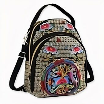 Ce joli sac à dos brodé à l'allure vintage apportera une touche fleurie et vintage à vos looks qui seront pleins de fraîcheur, parfaits pour l'été ! Disponible en quatre couleurs, ce sac unique en son genre fera plus d'un jaloux dans votre entourage.