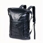 Vous aimez pratiquer des sports nautiques ? Alors, ce sac à dos natation 30L est fait pour vous ! C’est un sac à dos randonnée avec un design sobre et alluré qui séduira plus d’un. Fabriqué en PVC, il fait par ailleurs preuve d’une excellente étanchéité. C’est le sac à dos à avoir pour aller nager ou faire du trekking en rivière.