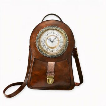 Voyagez dans le temps avec ce sac à dos vintage en imitation cuir représentant une horloge ! Disponible en rouge, noir et marron, choisissez celui qui vous correspond le plus. Sa forme originale, ses détails dorés et son horloge ancienne plus vraie que nature en font un sac unique plein de charme !