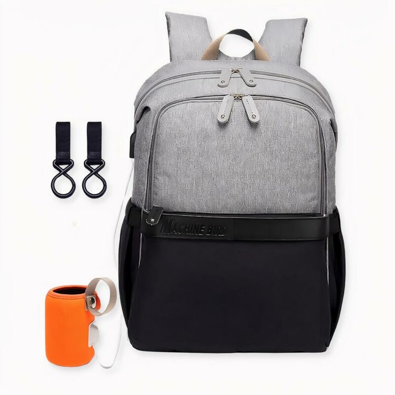 Les deux tons sont à la mode ! Même maman, vous pouvez aussi vous mettre à cette tendance grâce à ce joli sac à langer deux tons. Neutre, il se mariera parfaitement avec n’importe quel style vestimentaire. Mais il vous simplifiera aussi la vie lors de vos déplacements avec bébé grâce à son grand compartiment et ses poches.