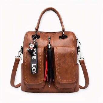 Craquez pour ce petit sac à dos en simili cuir souple vintage ! Disponible en quatre coloris, il sera idéal pour vos ballades en villes cet été. Ses nombreuses poches vous permettront de transporter facilement toutes vos affaires tout en gardant les mains libres et l'esprit léger. Il ne vous reste plus qu'à profiter !