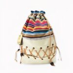 Sac à dos ethnique original avec ficelle sur fond gris.