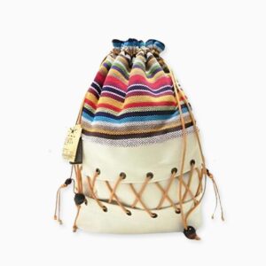 Ce sac à dos ethnique original avec ficelle est un accessoire unique et élégant qui se démarque par son design audacieux.