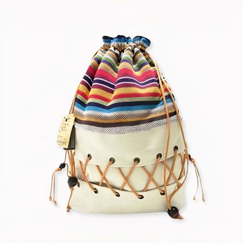 Sac à dos ethnique original avec ficelle sur fond gris.