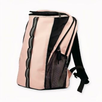 Découvrez ce magnifique sac à dos de sport assez grand pour y glisser ses raquettes de tennis ou son tapis et ses baskets de yoga. Vraiment pratique lorsque l'on doit se changer pour aller au sport après le bureau sans repasser par chez soi. Imperméable et rose, il saura séduire les âmes girly et sportives !