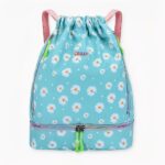 Découvrez notre sac à dos de sport à motifs pâquerettes. Adorable et pratique, il est imperméable et peut s'ouvrir par le bas pour plus de facilité. Avec ses nombreuses poches, vous retrouverez vos affaires en un clin d'œil et pourrez vous changer plus rapidement. Un véritable gain de temps qui vous permettra d'avoir plus de loisirs... Il se décline en 7 coloris, vous n'avez plus qu'à choisir votre couleur préférée.