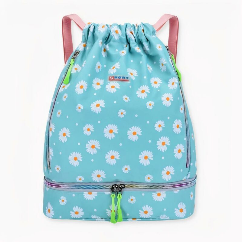 Découvrez notre sac à dos de sport à motifs pâquerettes. Adorable et pratique, il est imperméable et peut s'ouvrir par le bas pour plus de facilité. Avec ses nombreuses poches, vous retrouverez vos affaires en un clin d'œil et pourrez vous changer plus rapidement. Un véritable gain de temps qui vous permettra d'avoir plus de loisirs... Il se décline en 7 coloris, vous n'avez plus qu'à choisir votre couleur préférée.