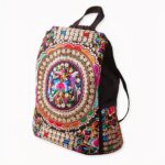 Voila un sac à dos femme qui plaira à toutes celles qui aiment adopter un look original. Laissez-vous séduire par ce sac à dos en toile de style ethnique. Coloré et brodé à la main, cet accessoire de qualité vous rendra unique et belle. Il sera parfait pour accompagner une tenue boho, élégante ou vintage.