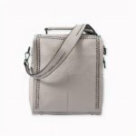 Sortez de chez vous avec style et élégance avec ce sac à dos cuir de vache sur le dos. Son design atypique vous donnera un look chic et original. Très spacieux, ce sac à dos femme simplifiera le transport de vos divers accessoires et effets personnels. Tout peut rentrer dans son compartiment intérieur.
