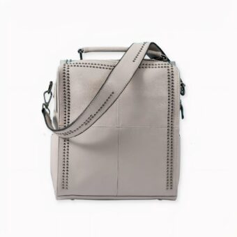 Sortez de chez vous avec style et élégance avec ce sac à dos cuir de vache sur le dos. Son design atypique vous donnera un look chic et original. Très spacieux, ce sac à dos femme simplifiera le transport de vos divers accessoires et effets personnels. Tout peut rentrer dans son compartiment intérieur.