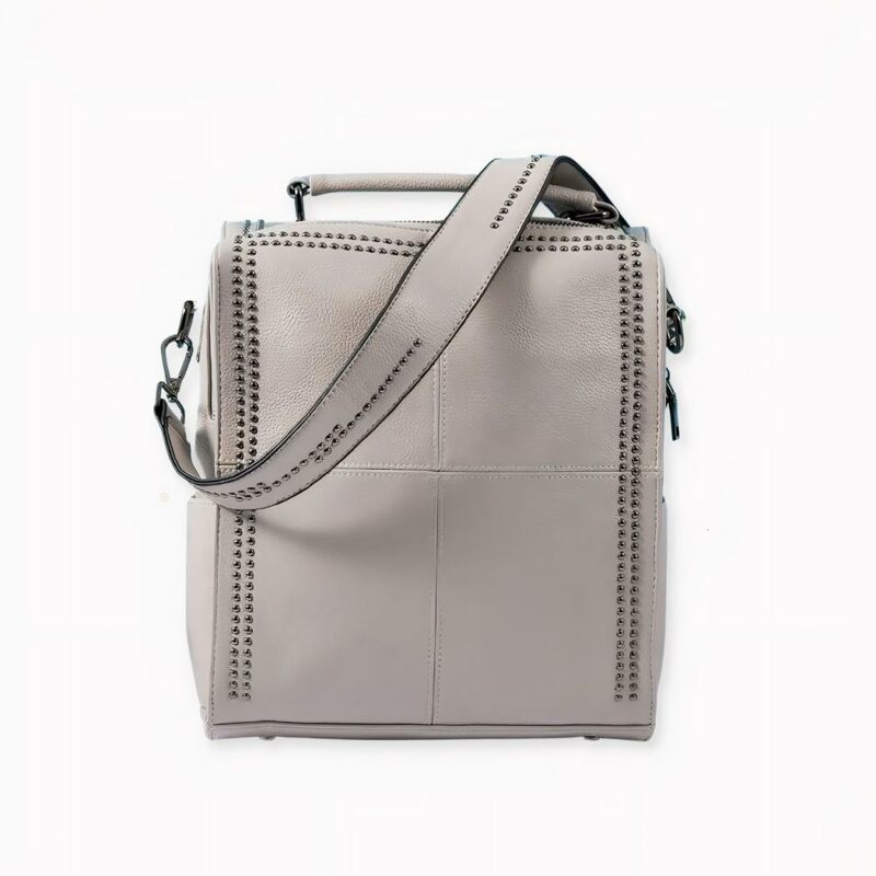 Sortez de chez vous avec style et élégance avec ce sac à dos cuir de vache sur le dos. Son design atypique vous donnera un look chic et original. Très spacieux, ce sac à dos femme simplifiera le transport de vos divers accessoires et effets personnels. Tout peut rentrer dans son compartiment intérieur.
