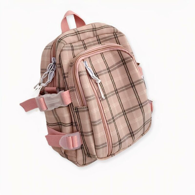 Sac à dos carreaux femme style preppy sur fond gris clair.