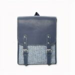Sac à dos cuir végan style cartable pour femme sur fond gris clair.