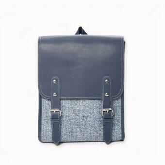 Sac à dos cuir végan style cartable pour femme sur fond gris clair.