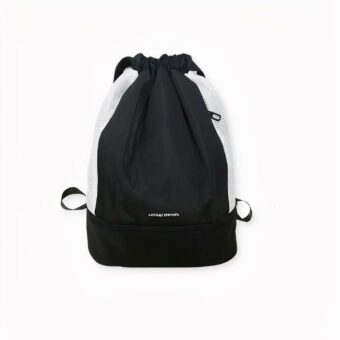 Découvrez ce superbe sac à dos étanche et totalement cool qui se propose en noir et rose pour sortir faire du sport en couple. Un must d'assortir son sac à celui de son partenaire ! Vous allez faire des jaloux ! Totalement imperméable, il possède un compartiment pour ranger les chaussures. Vous ne pourrez plus vous en passer !