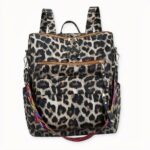 Notre sac à dos rétro pour femme est le compagnon idéal pour toutes vos aventures. Fabriqué en polyester de haute qualité, il est robuste et durable.