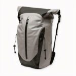 Vous aimez nager ou faire de la randonnée en rivière ? Ce sac à dos étanche de grande capacité vous sera utile pour vos prochaines virées. Il est solide, léger et possède des bretelles réglables et rembourrées facilitant son transport. Mais plus encore, ce sac à dos en PVC est imperméable. Il gardera bien vos effets personnels et provisions à l’abri de l’eau.
