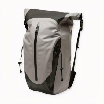 Vous aimez nager ou faire de la randonnée en rivière ? Ce sac à dos étanche de grande capacité vous sera utile pour vos prochaines virées. Il est solide, léger et possède des bretelles réglables et rembourrées facilitant son transport. Mais plus encore, ce sac à dos en PVC est imperméable. Il gardera bien vos effets personnels et provisions à l’abri de l’eau.