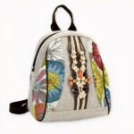 sac à dos rétro femme motif ethnique sur fond gris clair.