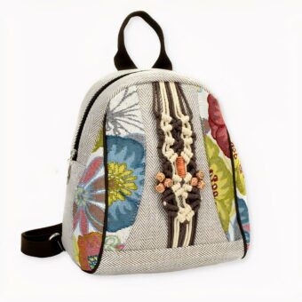 sac à dos rétro femme motif ethnique sur fond gris clair.