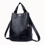 Ce sac vintage en simili cuir à la forme de bourse apportera une touche d'originalité et de praticité à toutes vos tenues ! Avec ses nombreuses poches, il vous permettra de transporter toutes vos affaires lors de vos balades en ville ou à la plage. Disponible en noir, bleu, gris, violet et rouge, vous avez l'embarras du choix !