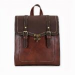 Les adeptes du style vintage ne passeront pas à côté de ce magnifique sac à dos en cuir. C’est le genre de sac que l’on aime porter au quotidien. Il n’ajoute pas uniquement une touche élégante et chic à notre look.