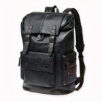 Ce sac à dos en cuir noir est parfait pour vos voyages.