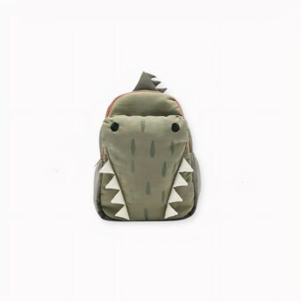 Votre enfant sera émerveillé par ce mignon sac à dos crocodile vert en 3D. Bien plus qu’un simple cartable, c’est un compagnon qui l’accompagnera tous les jours pour aller à l’école. Mais il sera aussi pratique pour les promenades et les voyages. Ce petit crocodile sous forme de sac à dos, il est confortable.