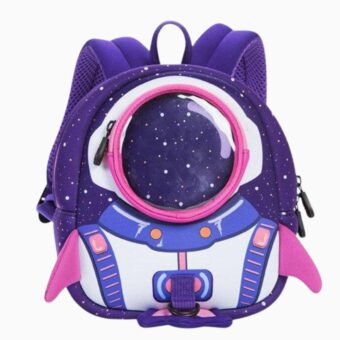on voit sur un fond clair un sac à dos violet avec un hublot comme un casque d'astronaute