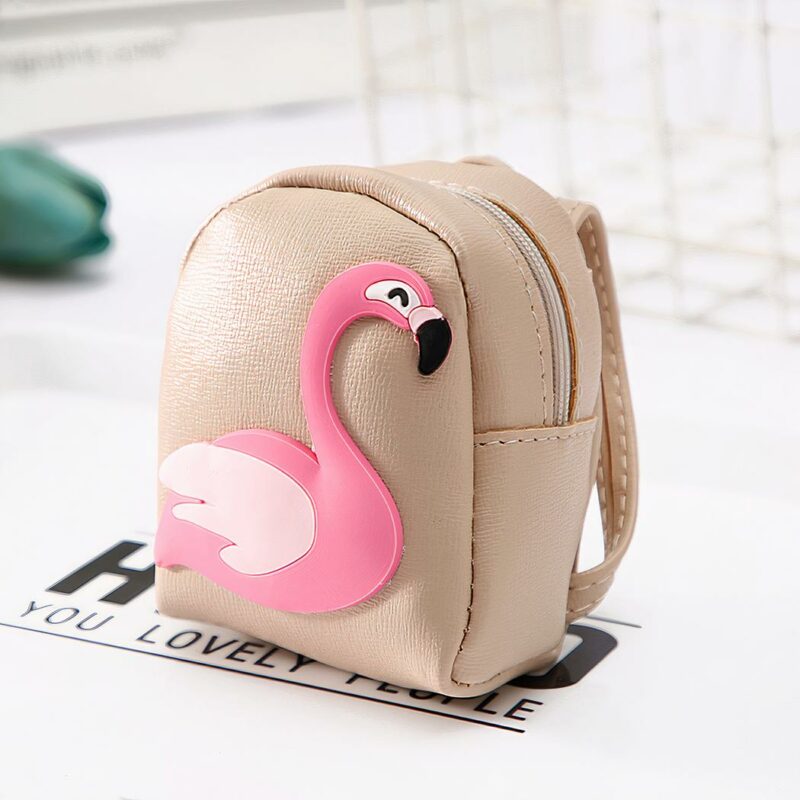 Mini sac à dos femme motif flamant rose beige et rose avec un fond blanc et des acessoires