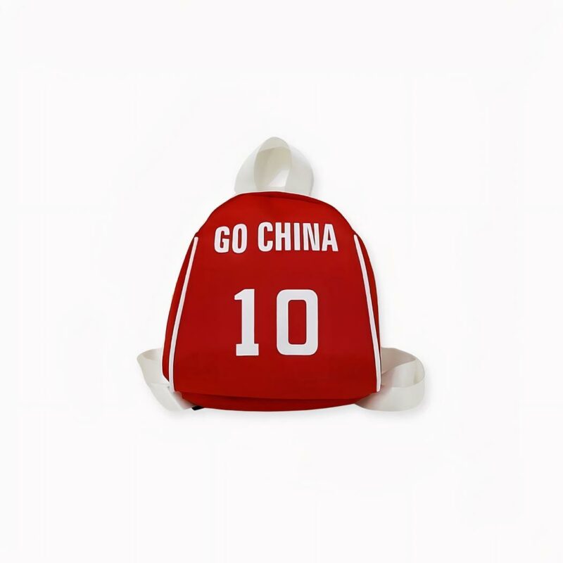 Petit sac à dos motif joueur de football avec ecriture go china sur un sac rouge. Bonne qualité et très tendance.