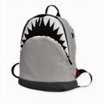 Petit sac à dos requin 3D gris, bonne qualité et très tendance.