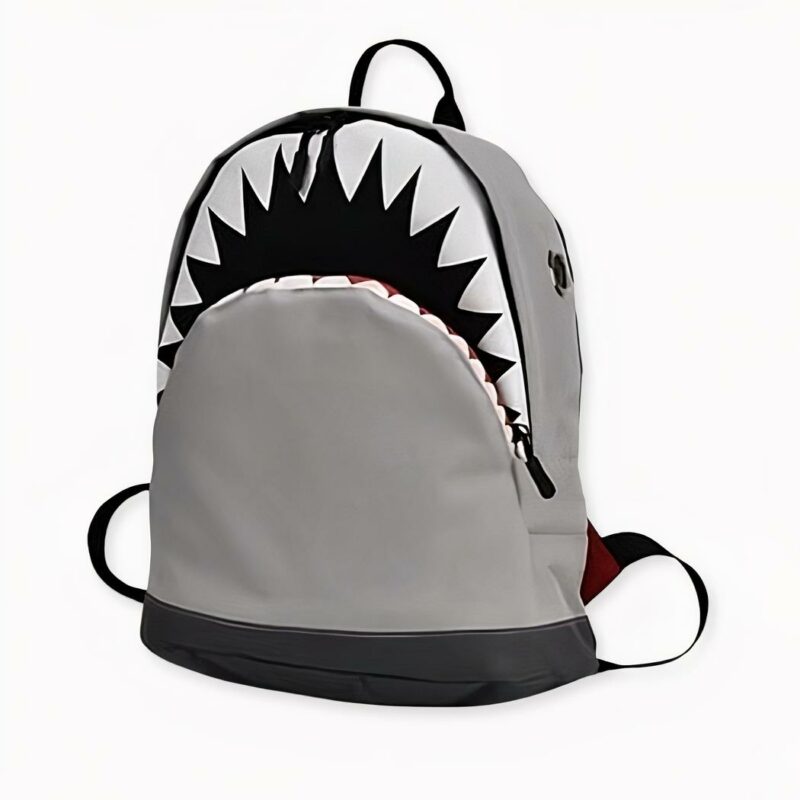 Petit_sac_à_dos_requin_3D_2 Petit sac à dos requin 3D gris, bonne qualité et très tendance.