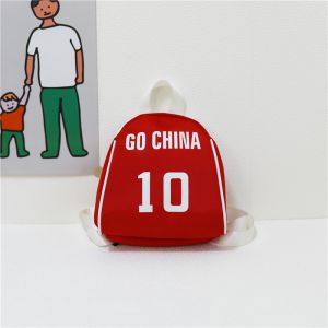 Petit sac à dos motif joueur de football avec ecriture go china sur un sac rouge