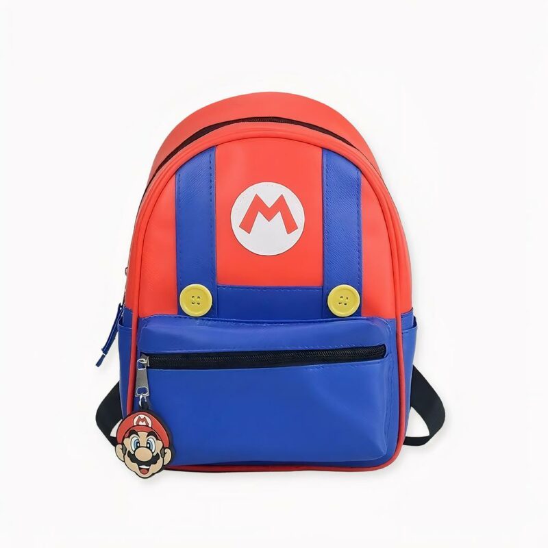 Sac_à_dos_Super_Mario_bleu_et_rouge_2 Un mignon sac à dos Super Mario bleu et rouge avec des boutons et une petite figurine accrochée à la fermeture pour les enfants fans du jeu vidéo. Il ne laissera le vôtre indifférent. Adapté aux petites filles comme aux petits garçons.