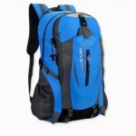 Ce petit sac à dos sera idéal pour toutes vos balades en forêt ou à la montagne. Disponible en six couleurs, apportez du peps à vos randonnées ! Sa capacité de 20-35L vous permettra d'emmener vos affaires partout avec vous pour ne jamais vous retrouver à court de vêtements, d'eau ou de nourriture !
