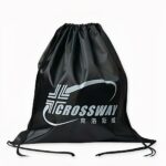 Sac à dos en tissu fin de couleur noir avec des inscriptions blanches. Il est doté de cordons de serrage noirs.