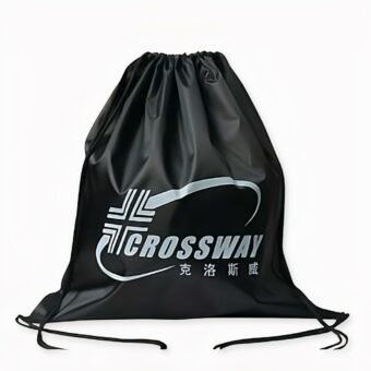 Sac à dos en tissu fin de couleur noir avec des inscriptions blanches. Il est doté de cordons de serrage noirs.