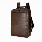 Sac à dos décontracté pour ordinateur portable marron avec un fond blanc