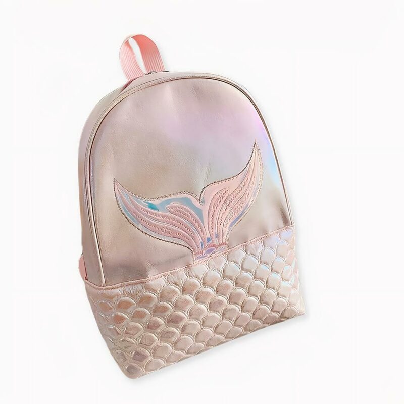 Votre fille adore les sirènes ? Alors, ce sac à dos fille motif sirène ne pourra que lui plaire !  Un mignon petit sac à dos décoré de paillettes brillantes qu’elle pourra porter tous les jours à l’école ou lors de ses vacances en bord de mer.