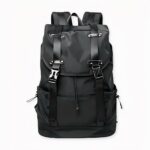 Sac à dos noir avec deux sangles pour homme, couleur noir, bonne qualité et très tendance.