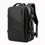 Sac à dos noir unique avec double compartiment, bonne qualité et très pratique.