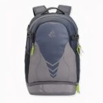 Sac à dos sport et randonnée plein air gris avec un fond blanc