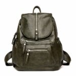 Sac à dos vintage fermeture éclair simili cuir vert avec un fond blanc