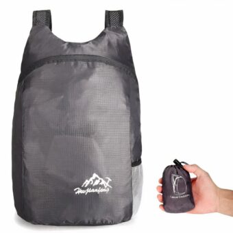 Sac à dos étanche pliable gris avec un fond blanc