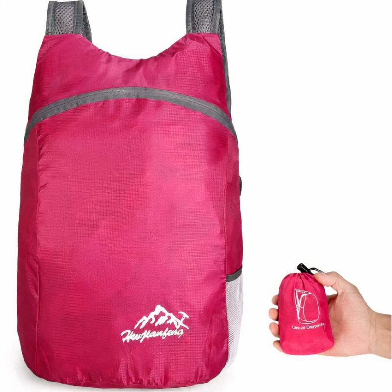 Sac à dos étanche pliable rose avec un fond blanc