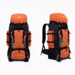 Très grand sac à dos de randonnée orange avec un fond blanc