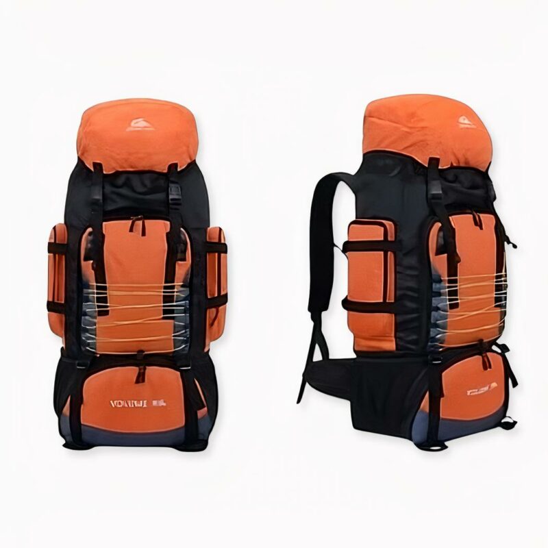 Très grand sac à dos de randonnée orange avec un fond blanc