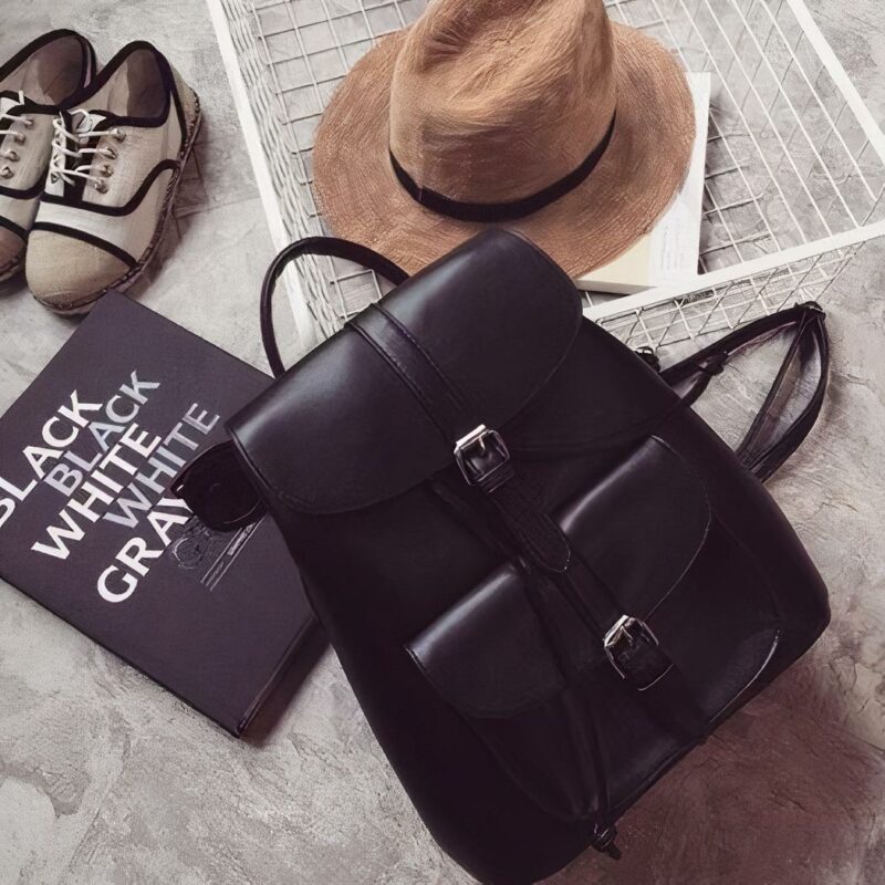 Sac à dos rétro en cuir PU pour femme noir avec un fond, un chapeau marron, des chaussures et un livre noir